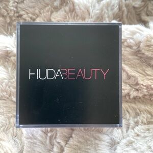 Huda Beauty Easy Bake Loose Baking & Setting Powder
